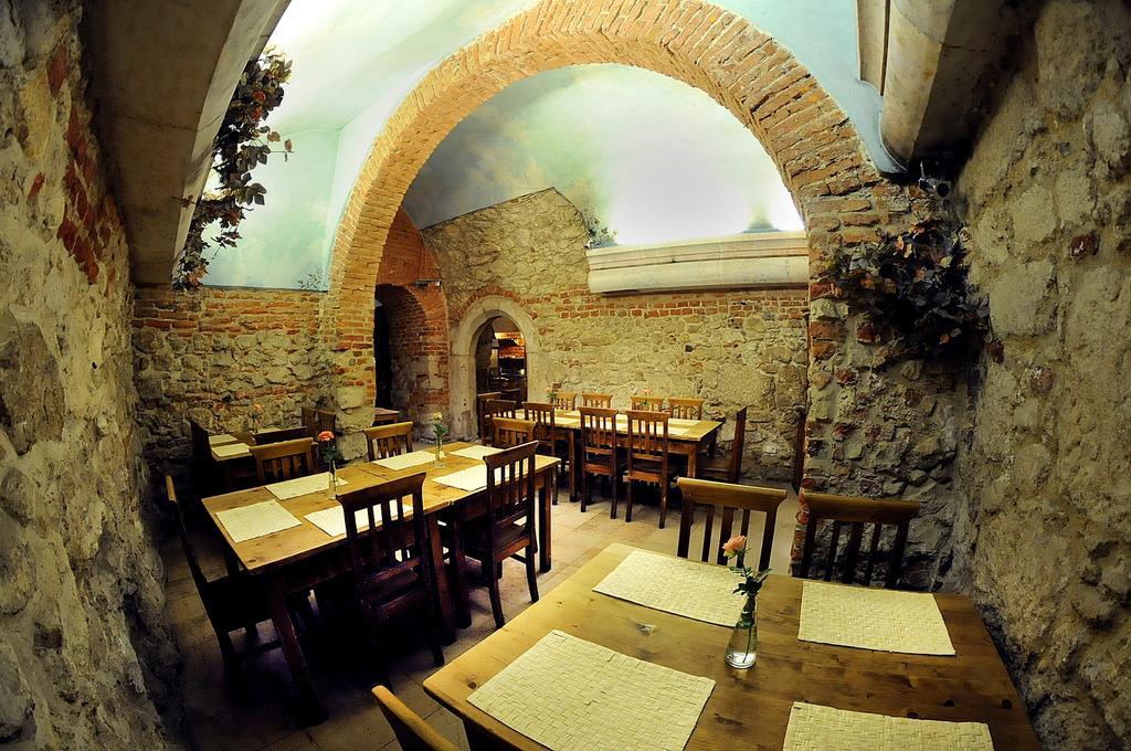 Hotel Floryan Old Town Краков Экстерьер фото
